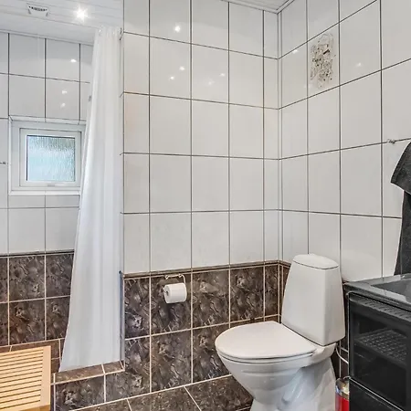 3 Bedroom Beautiful In Casa de Férias *