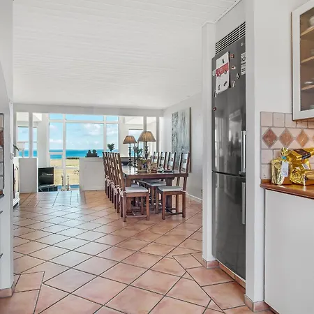 3 Bedroom Beautiful In Casa de Férias *